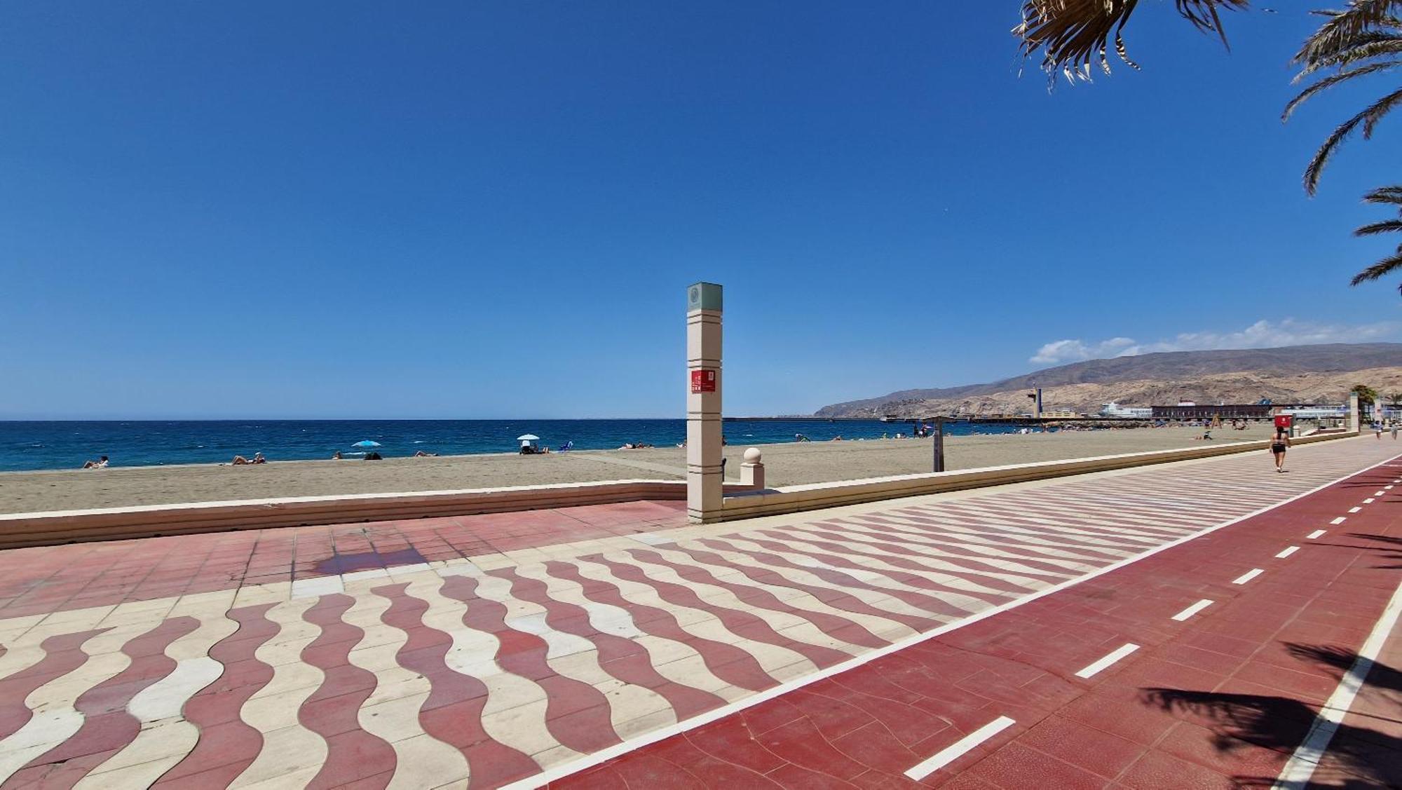 Sal Y Mar - Playa De - Centro De Almeria